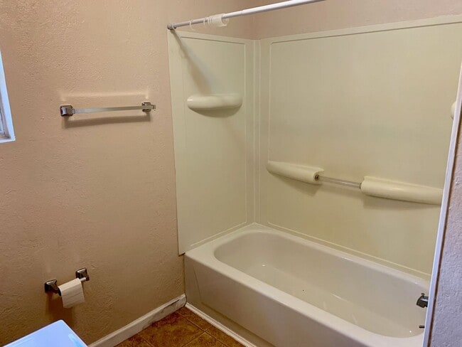 Building Photo - 2BR/1BA home available for rent on beautifully wooded lot in Vernon!
