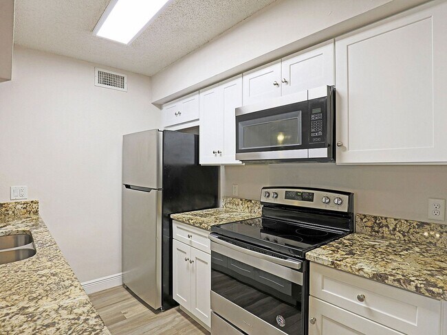 Building Photo - 5305 Summerlin Rd