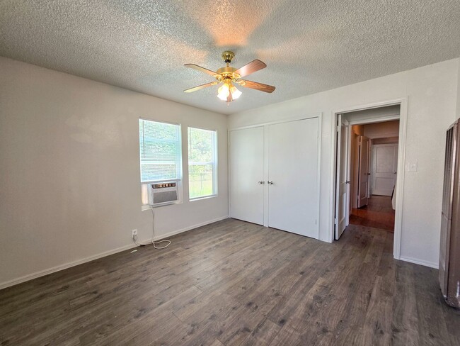 Building Photo - Cute 2 bedroom & 1 bath Home in Shawnee!
