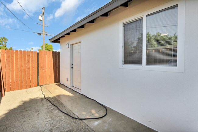Building Photo - 526 Olive St