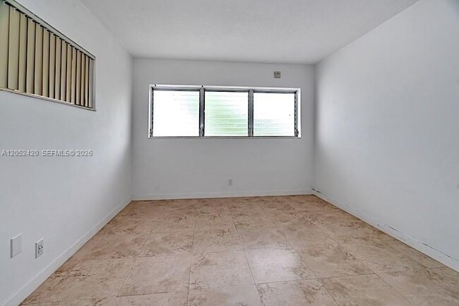 Building Photo - 1450 NE 170th St