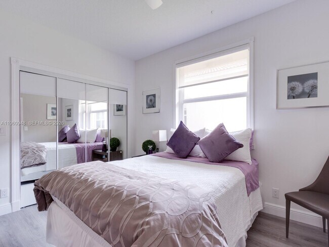 Building Photo - 2550 Jardin Manor