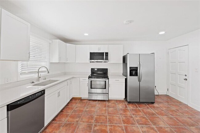 Building Photo - 1416 Woodland Hills Dr NE