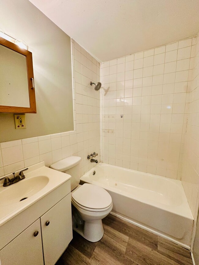 Building Photo - 3 bedroom home near Cane Run Rd now availa...