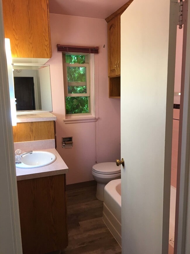 Building Photo - 4 bed - 2 bath Charming single family home walking distance to everything!