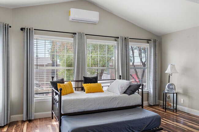 Building Photo - 4329 E Cherokee St