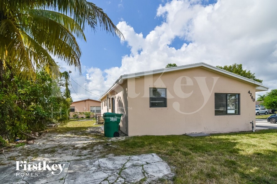 Building Photo - 4260 SW 18th St