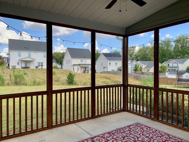 Building Photo - AMAZING LOCATION, Fantastic 4 Bed Home, in...