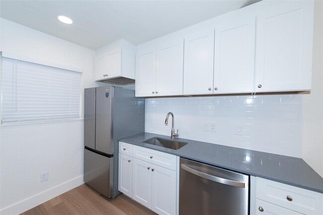 Building Photo - 2704 Catalina Dr