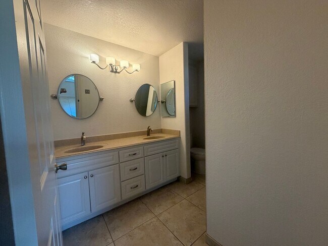 Building Photo - Single story near freeway access and major shopping!