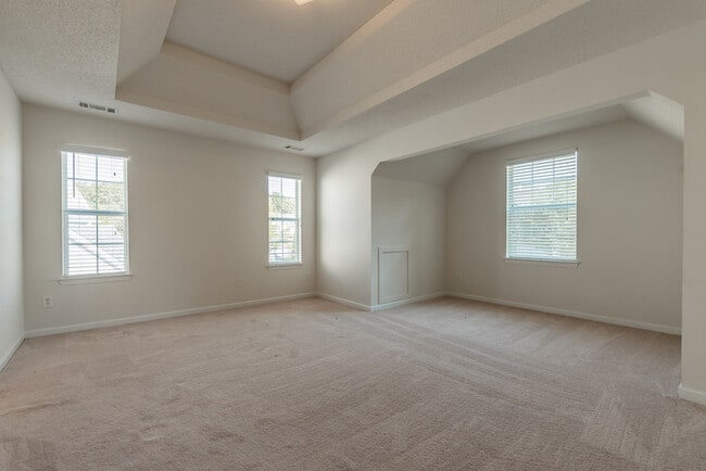 Building Photo - Spacious 4 bedroom 2.5 bath