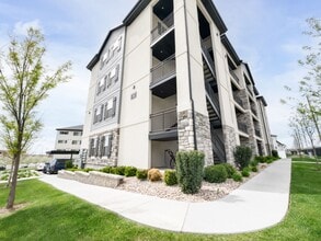 Building Photo - Updated 2BD/2BA Provo Apartment Move-In Ready