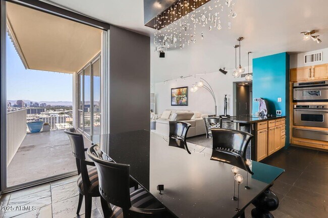 Building Photo - 207 W Clarendon Ave