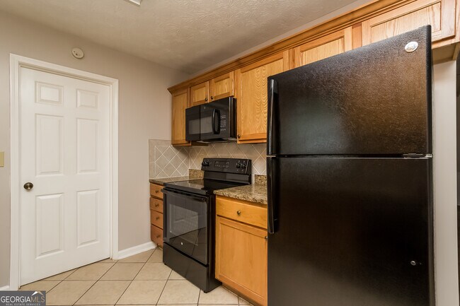 Building Photo - 8560 Glenwoods Dr