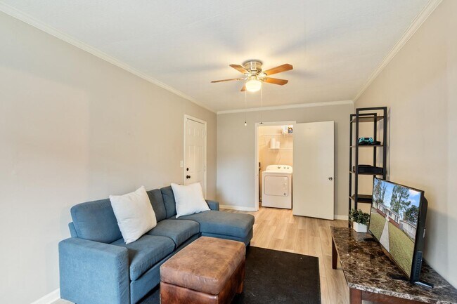 Building Photo - Charming 3BR Home + Bonus Room Near Downtown Savannah & Tybee Island