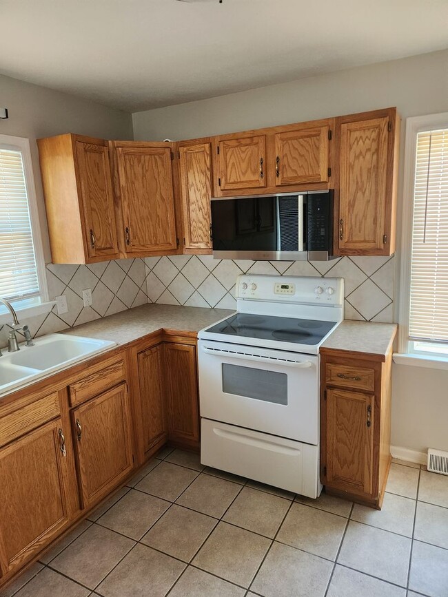 Building Photo - 3/2/1 Newly remodeled Plattsmouth house!