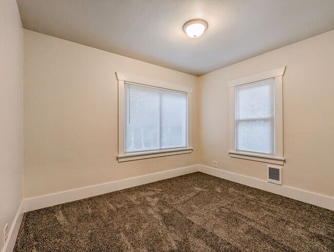 Building Photo - **Move-In Special** Charming & Recently updated 2 bed, 1 bath home!