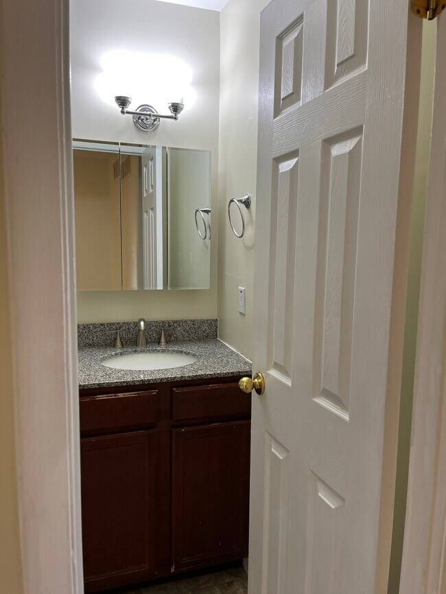 Building Photo - 2 Wimbledon Ln