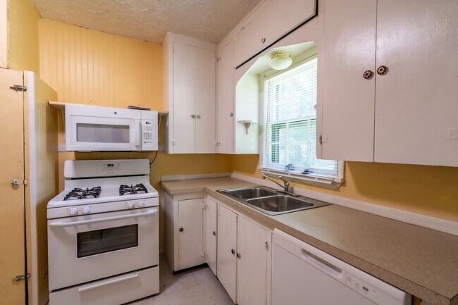 Building Photo - 2 Bed 1 Bath With Bonus Room in Tulsa