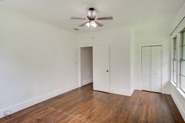 Building Photo - 859 Linden St