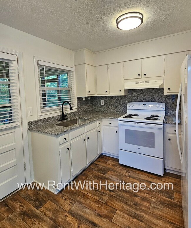 Building Photo - Amazing 4 Bedroom/ 2 Bath Home / Bonus Roo...
