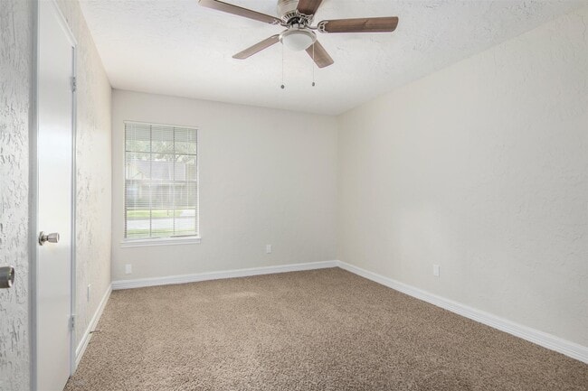 Building Photo - 2716 Pinecone Ln