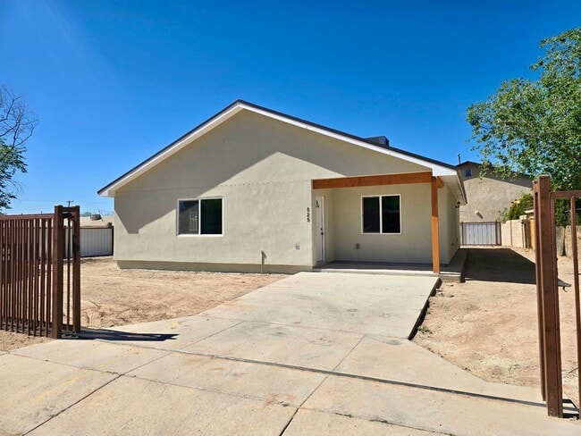 Building Photo - ***NEW*** 3-bedroom, 2-bath home in Albuquerque with all the modren finishes!