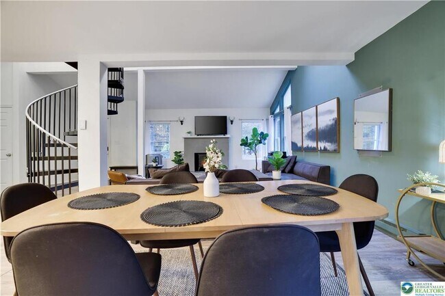 Building Photo - 421 King Arthur Rd