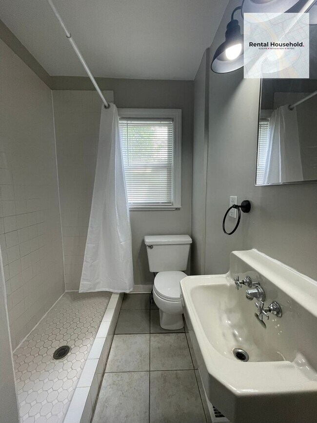 Building Photo - Adorable 2 Bedroom Located in Livonia