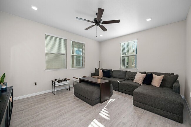 Building Photo - Beautiful 3 Bedroom Home with Updated Finishes & 2-Car Garage!