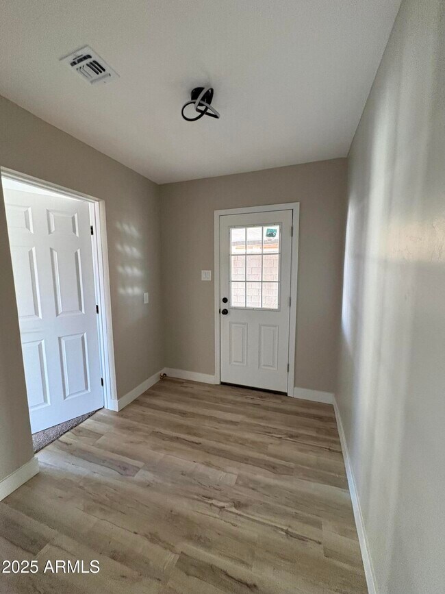 Building Photo - 2624 W San Miguel Ave