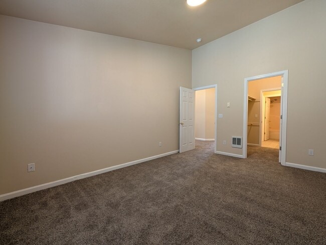 Building Photo - 3 bdrm/2 bthrm Duplex with Single Car Gara...