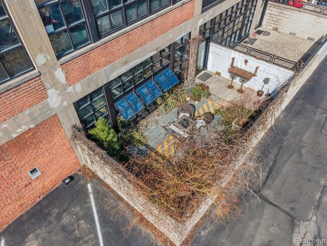 Building Photo - 460 W Canfield St