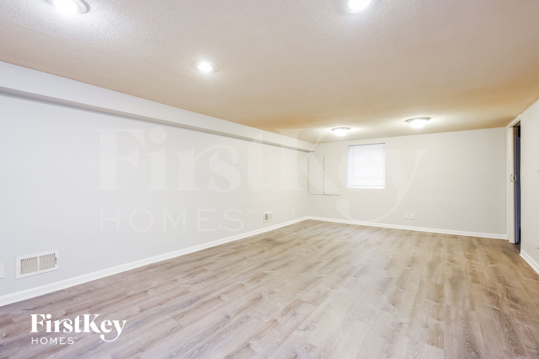 Building Photo - 18523 Oak Ave