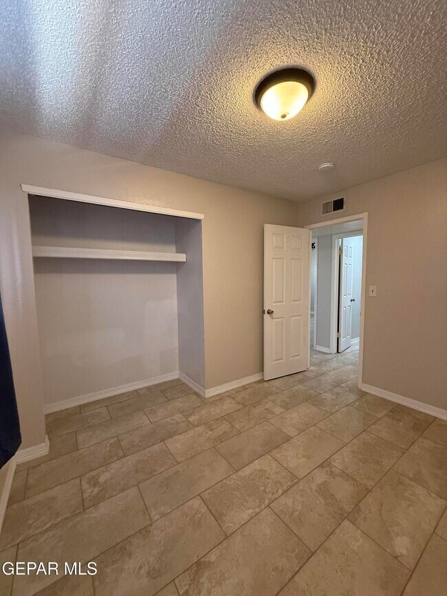 Building Photo - 955 Versailles Dr
