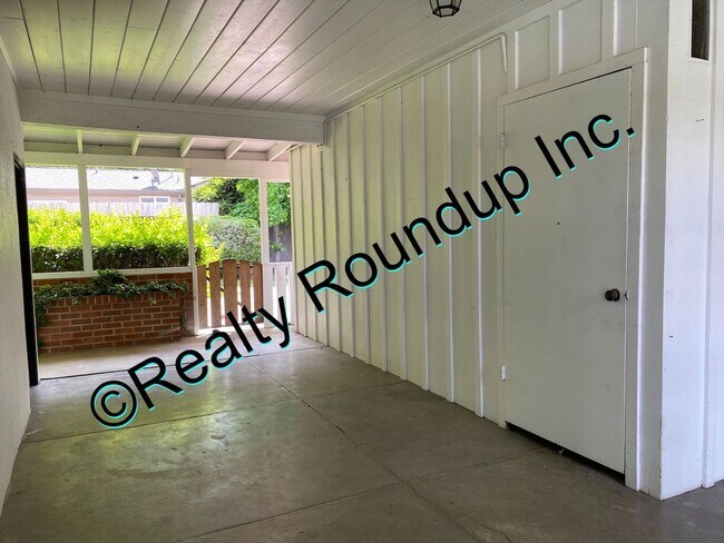 Building Photo - Beautiful Lincoln Village Home