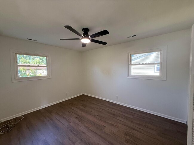 Building Photo - 100 Valley View Dr