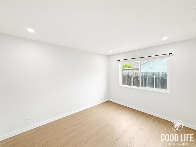 Building Photo - Comfortable 3B/1BA Home in Mira Mesa with Backyard, In-Unit Laundry and Garage