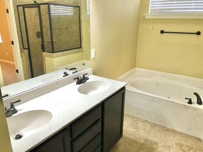 Building Photo - Now Leasing a Spacious 4 Bedroom 2 Bath Ho...