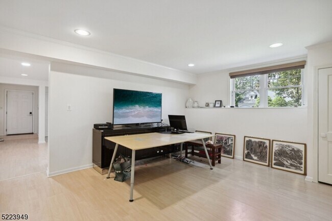 Building Photo - 24 Thackeray Dr