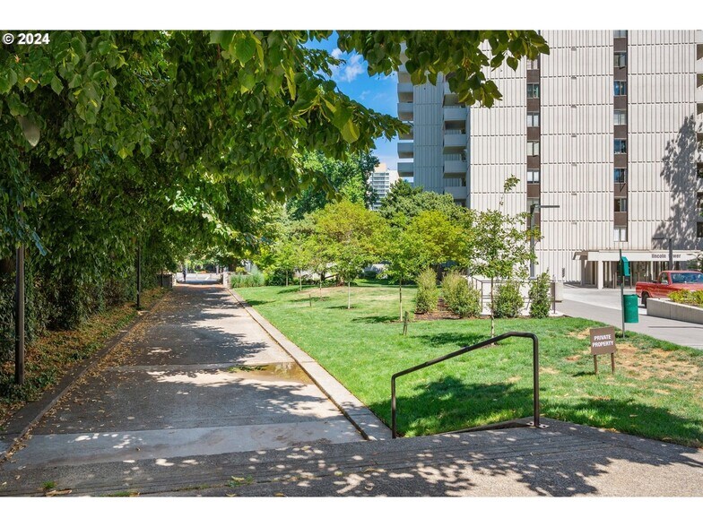 Building Photo - 2211 SW 1st Ave