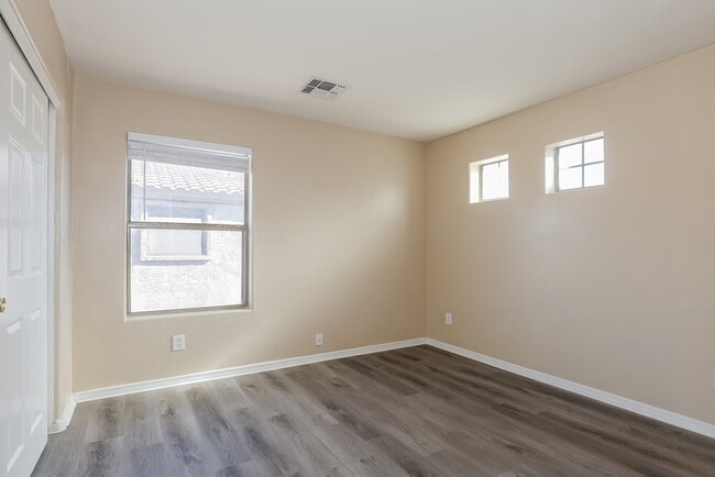 Building Photo - 1450 E Mia Ln