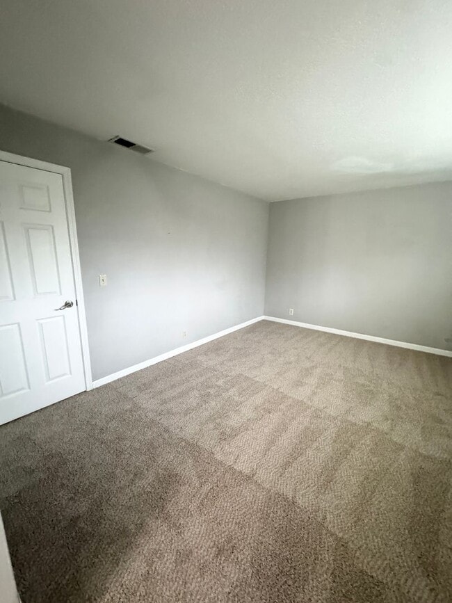 Building Photo - THREE BEDROOM TWO BATH HOME NEAR MANLOVE PARK SEE VIDEO