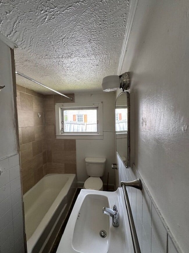 Building Photo - 301 Woodview Dr