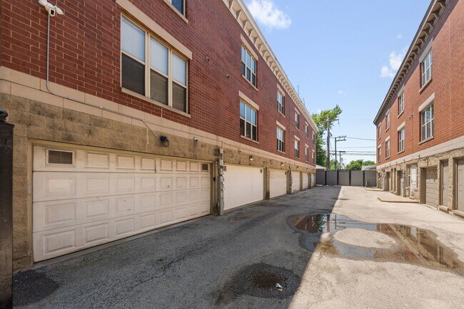 Building Photo - 712 S Western Ave