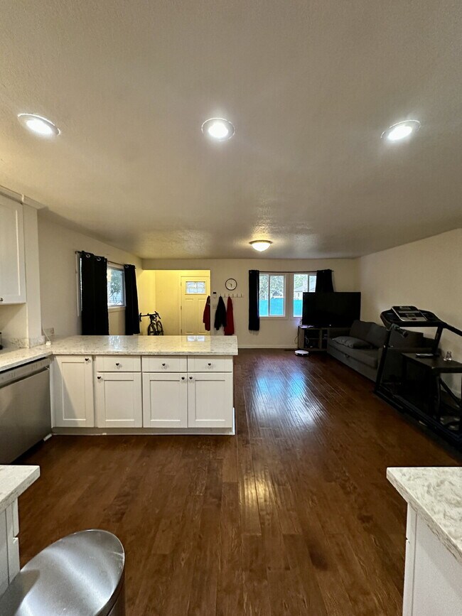 Building Photo - Portland Bungalow w/ New AC, Near Park, Easy Freeway Access