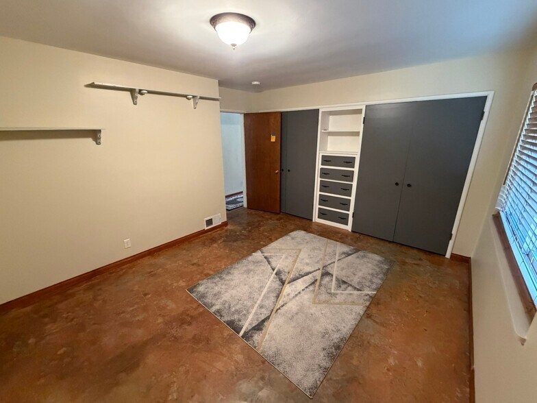 Building Photo - 1722 Eucalyptus Dr