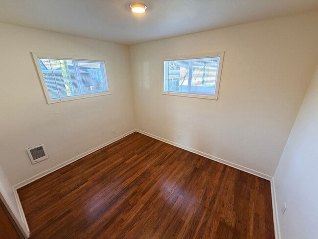 Building Photo - Two Bedroom Duplex With Full Size Basement