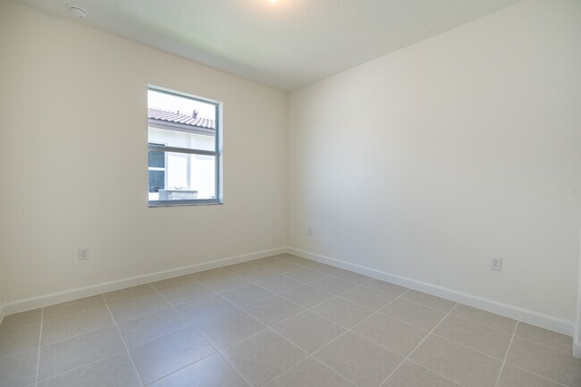 Building Photo - 2485 SE 29th Dr