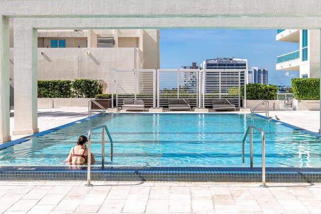 Building Photo - 101 S Fort Lauderdale Beach Blvd